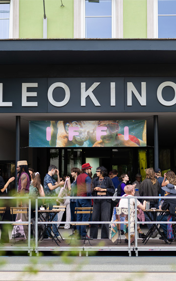 Menschen stehen vor dem Leokino in Innsbruck. Über dem Eingang ist ein IFFI-Banner zu sehen. Fotocredit: Alena Klingler_IFFI2026